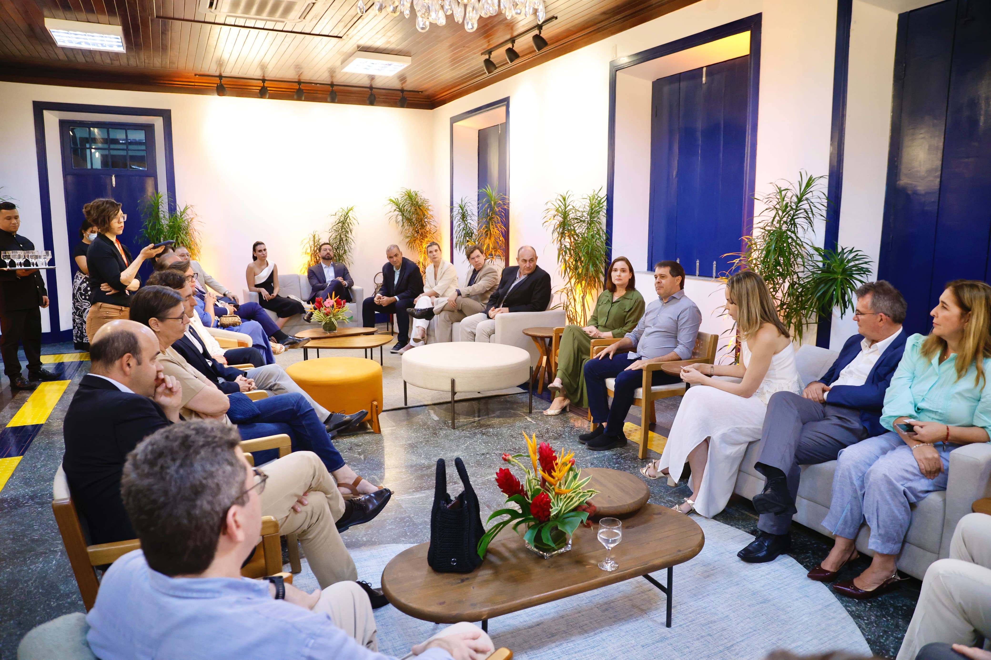 grupo de pessoas posa para a foto